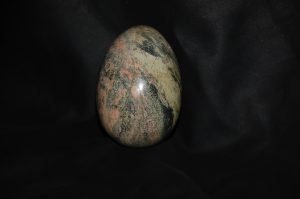 яйцо из камня